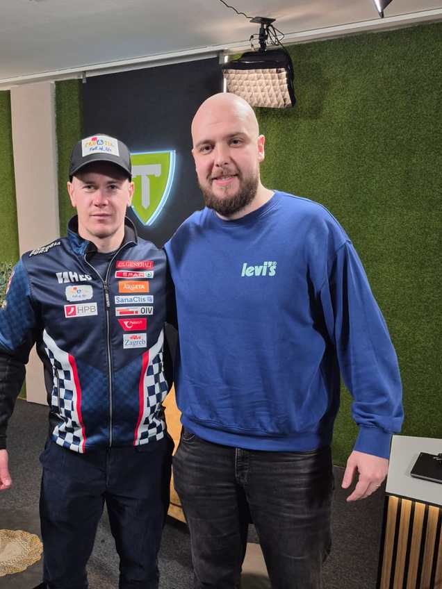 Tom Medek s gostom u podcast studiju
