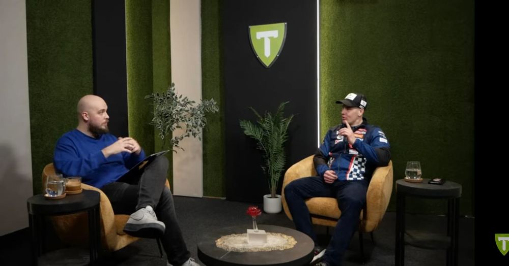 Snimanje podcasta s gostom u studiju, razgovor u dva naslonjača