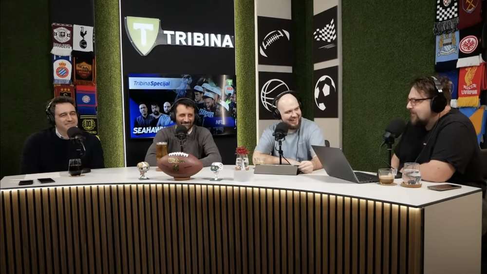 Snimanje NFL podcasta u studiju, četiri sugovornika za pultom