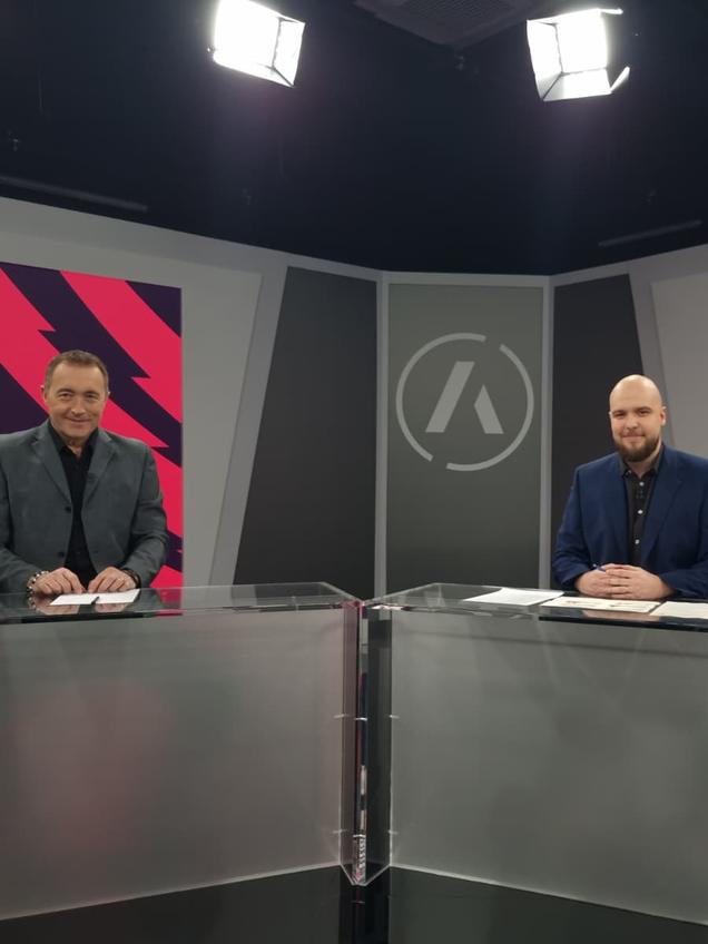 Tom Medek s kolegom voditeljem u televizijskom studiju